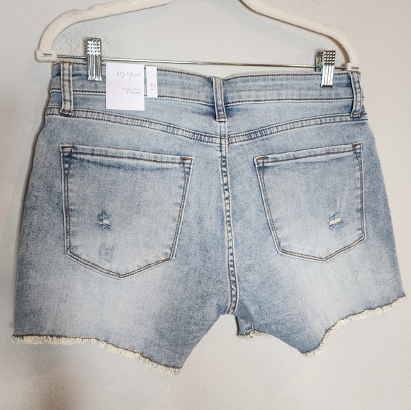 NWT STS Blue Aubrey lightwash distressed stretch denim shorts. Size 30 (10) - Picture 2 of 16